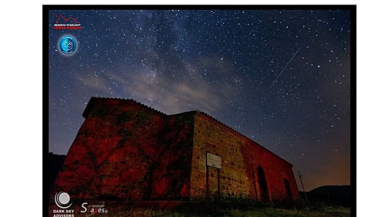 Imagen noctura de la erminta de La Nava bajo las estrellas