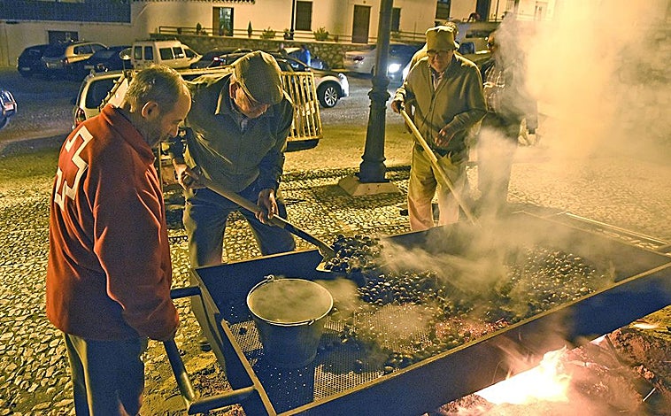 Imagen principal - Tostón soldario de castañas en Aracena; Santa Ana la Real y burro con alforjas