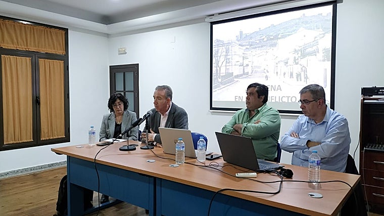 La charla tuvo lugar en el Salón de Actos de la Plaza de Doña Elvira de Aracena