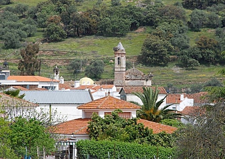 Imagen secundaria 1 - Castillo de Cala, vista del pueblo y torre del reloj del Ayuntamiento