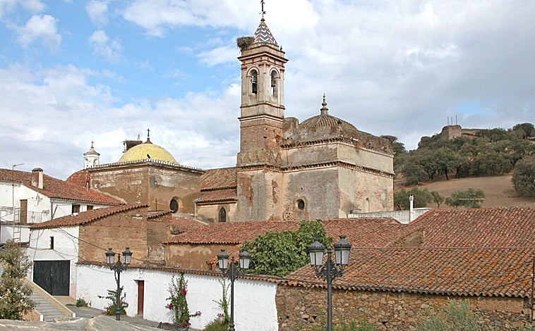 Imagen principal - Iglesia Santa María Madalena, fachada caleña y espadaña de la ermita de nuestra señora de cala