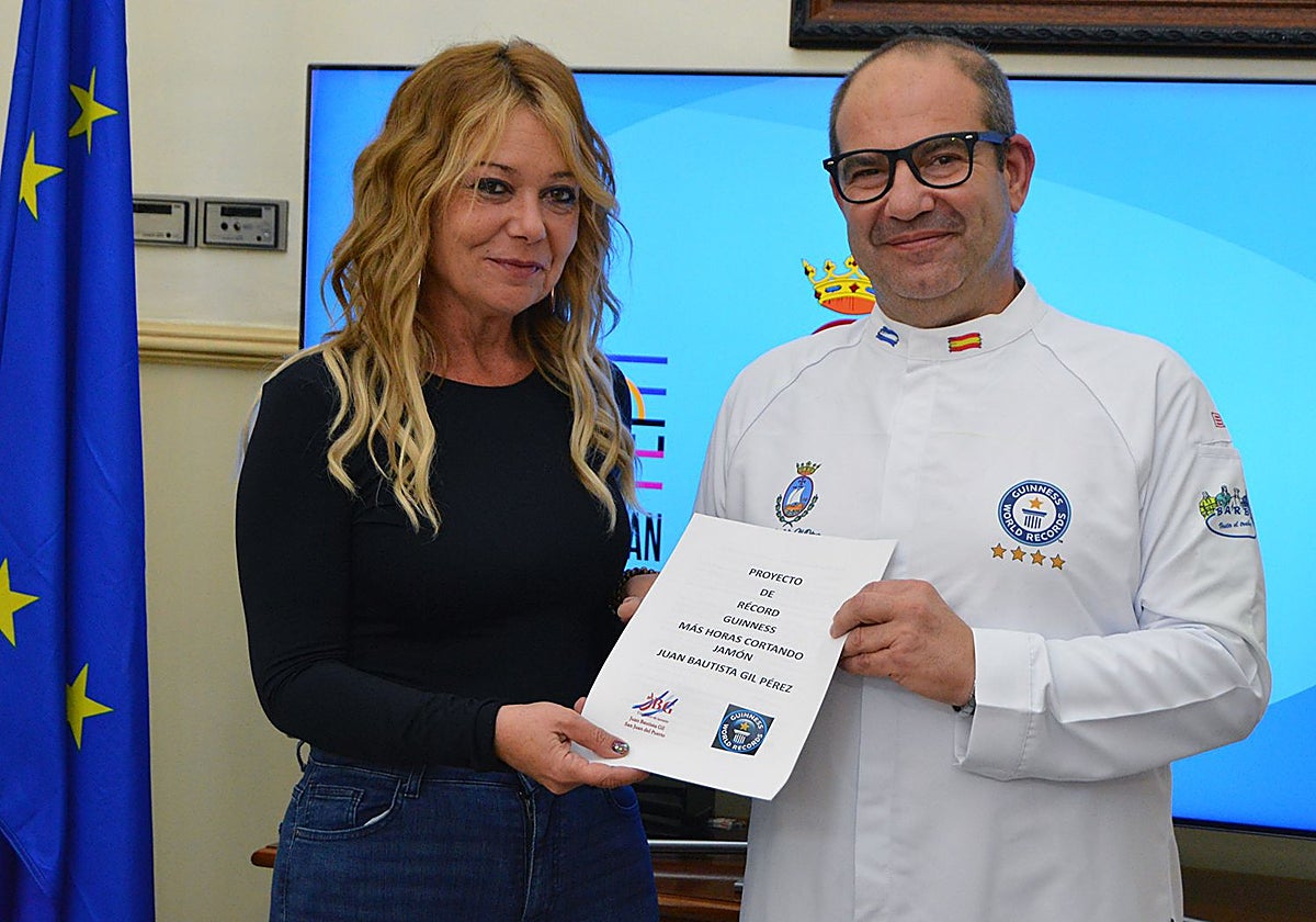 Juan Bautista Gil, cortador de jamón, y Rocío Cárdenas, alcaldesa de San Juan del Puerto