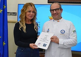 Juan Bautista Gil, cortador de jamón, y Rocío Cárdenas, alcaldesa de San Juan del Puerto