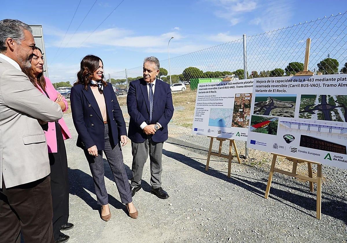 Francisco Bella, Rocío Díaz y Loles López han asistido al acto de inicio de las obras entre Almonte y El Rocío