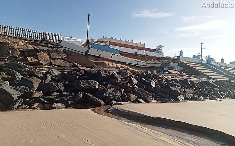 Imagen principal - Desperfectos en el paseo marítimo de Matalascañas