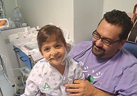 El pequeño Ángel, junto a su padre