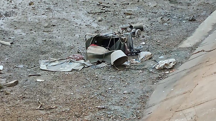 Hasta carritos de bebé (como en la imagen) o de la compra pueden encontrarse en la zona