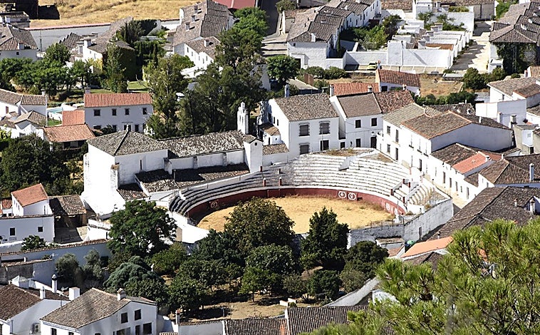 Imagen principal - El coso taurino visto desde la cumbre de Santa Bárbara, y en las dos imágenes de abajo la calleja de Aracena y los lavaderos