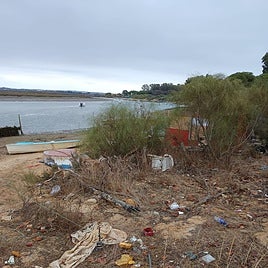 La suciedad se acumula en los márgenes de la ría de Isla Cristina