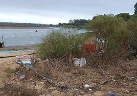 La suciedad se acumula en los márgenes de la ría de Isla Cristina