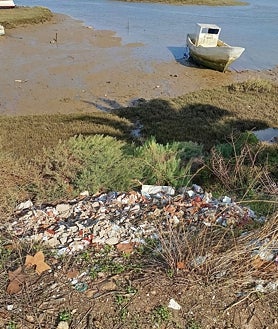 Imagen secundaria 2 - Hay materiales de todo tipo esparcidos por diversos puntos de las Marismas de Isla Cristina