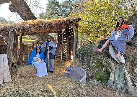 Imagen secundaria 1 - Son los propios vecinos del municipio los que participan como figurantes en las diferentes escenas de estilo costumbrista