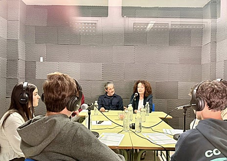 Imagen secundaria 1 - Momentos del primer día del aula de radio en el IES Odiel de Gibraleón