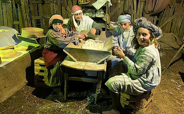 Imagen principal - Son los propios vecinos del municipio los que participan como figurantes en las diferentes escenas de estilo costumbrista