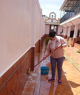 Imagen secundaria 2 - El matrimonio llevaría viviendo en la casa de la hermandad en la aldea 15 años, aunque tras el despido se les solicitó que la abandonasen