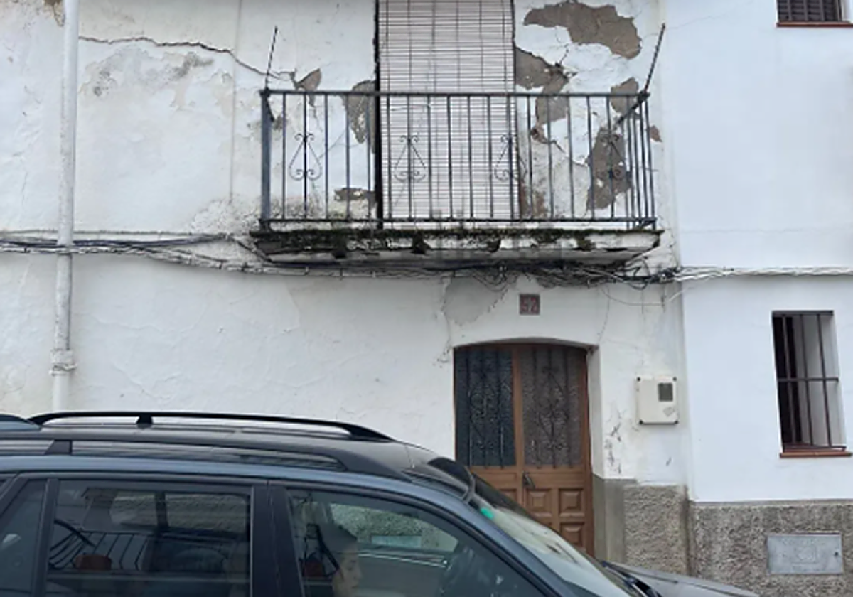 Así es el exterior de la casa que se vende por 15.000 euros en uno de los pueblos más bonitos de Huelva