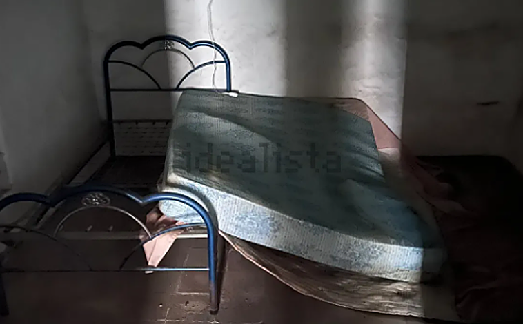 Imagen principal - Así es la casa que te puedes comprar por sólo 15.000 euros en uno de los pueblos más bonitos de Huelva: tiene 80 metros cuadrados