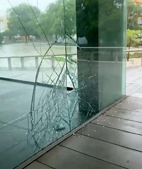 Imagen secundaria 2 - Arriba, un árbol derribado por el viento corta una calle en Cartaya, donde el temporal también ha provocado desperfectos en viviendas. Sobre estas líneas, el efecto que ha tenido el paso de Claudia por el Centro de Exposiciones y Congresos de Ayamonte