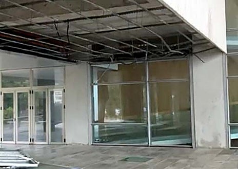 Imagen secundaria 1 - Arriba, un árbol derribado por el viento corta una calle en Cartaya, donde el temporal también ha provocado desperfectos en viviendas. Sobre estas líneas, el efecto que ha tenido el paso de Claudia por el Centro de Exposiciones y Congresos de Ayamonte