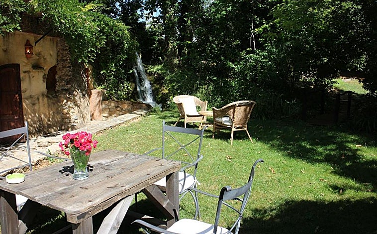 Imagen principal - El pequeño y encantador hotel de un pueblo de Huelva que triunfa en Booking: «Dejó en mi mente la ilusión de querer volver»