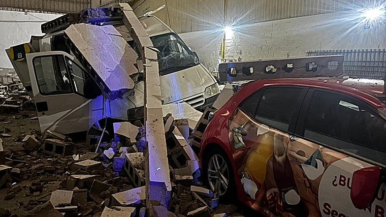 Caída de un muro en una nave de Lepe