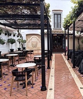 Imagen secundaria 2 - Elena Pérez Coronel, directora de La Malvasía: «El premio a mejor hotel rural de lujo de España nos sirve para reforzar la idea de que estamos trabajando en el buen camino»