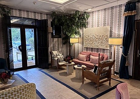 Imagen secundaria 1 - La piscina, la recepción y uno de los baños de una habitación