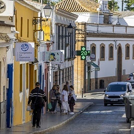 Varios negocios de una de las principales calles del centro de Rociana del Condado