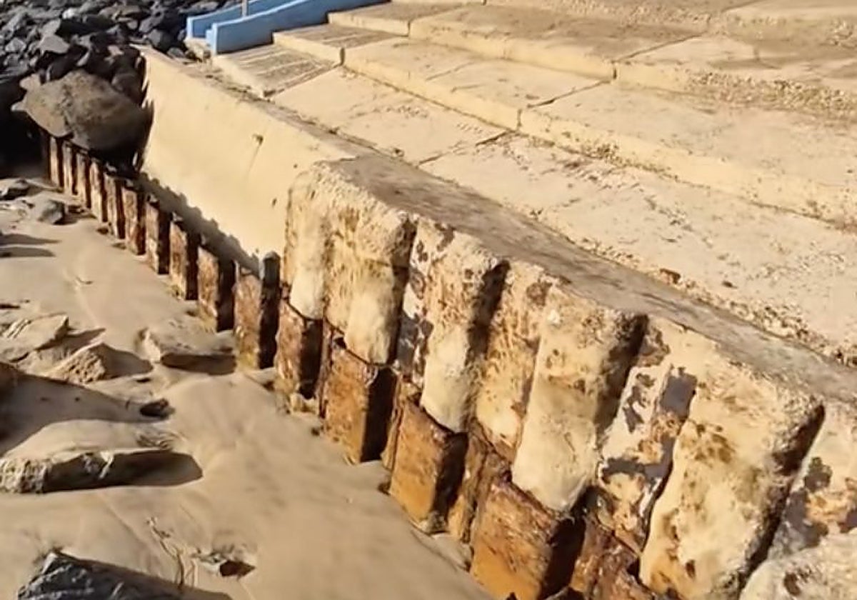 Antiguo muro de hierro del paseo de Matalascañas