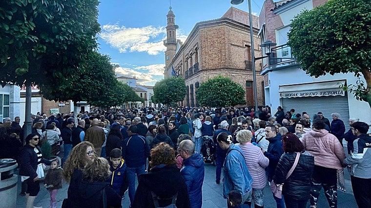 Imagen de la concentración de esta tarde en Nerva por el desbordamiento del barranco de Santa María
