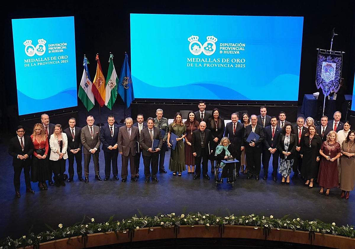 La foto de familia de los galardonados con las Medallas de Oro de la Provincia de Huelva 2025, hoy en Lepe