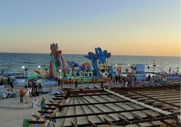 El debilitado Paseo Marítimo de Matalascañas soportó miles de kilos extra de peso por la instalación de atracciones infantiles este verano