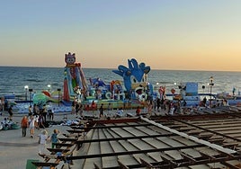 El debilitado Paseo Marítimo de Matalascañas soportó miles de kilos extra de peso por la instalación de atracciones infantiles este verano