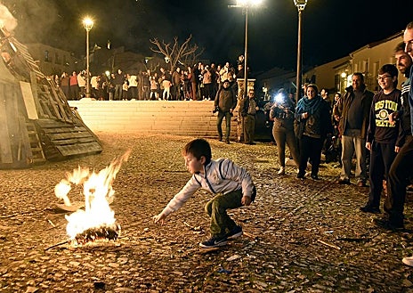 Imagen secundaria 1 - Las populares antorchas confeccionadas con hojas de castaño llenan las distintas plazas de los barrios de Aracena el 7 de diciembre
