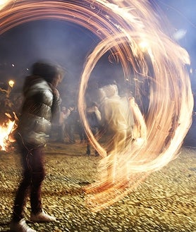 Imagen secundaria 2 - Las populares antorchas confeccionadas con hojas de castaño llenan las distintas plazas de los barrios de Aracena el 7 de diciembre