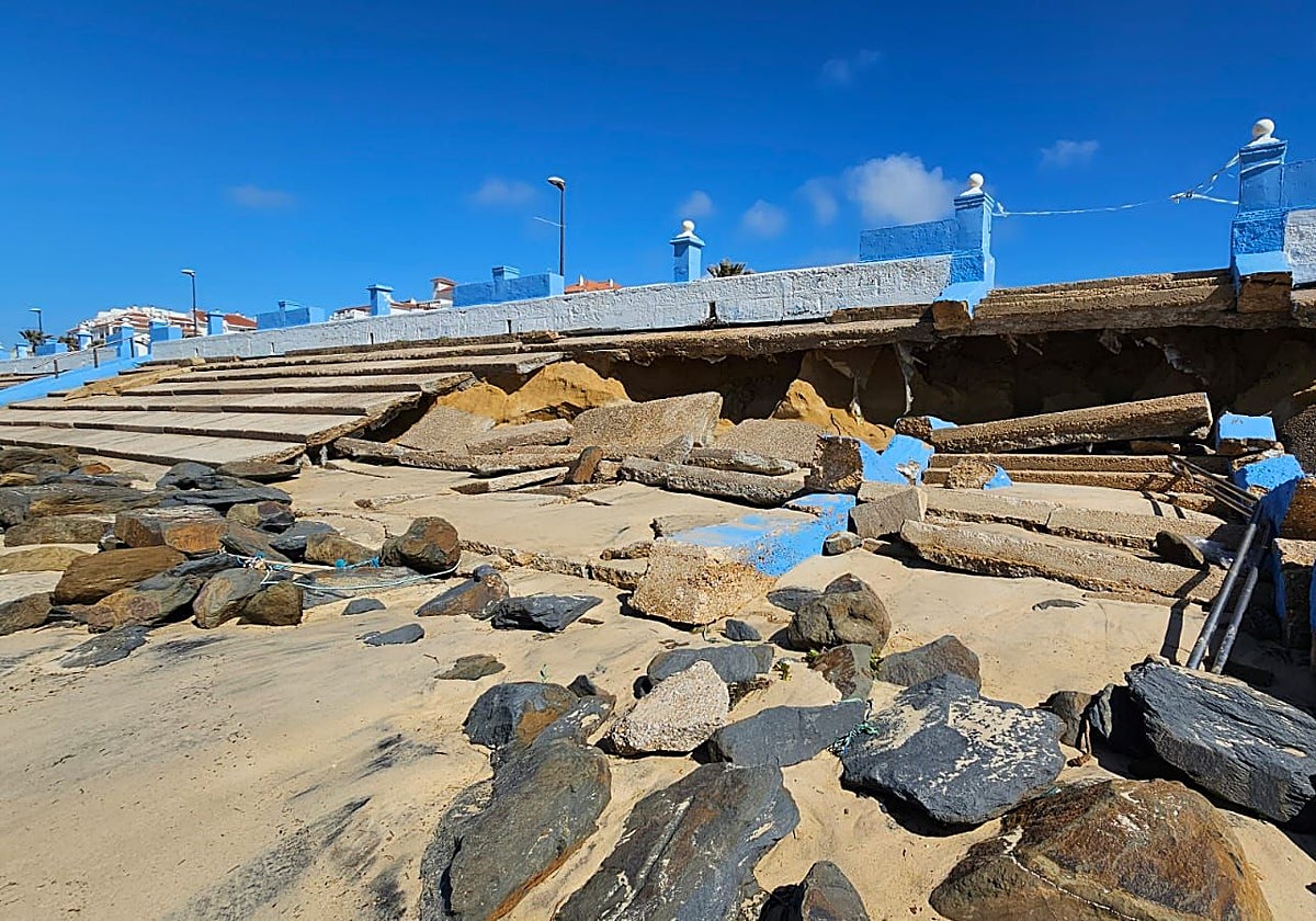 Los efectos del temporal han vuelto a causar estragos en el paseo marítimo de Matalascañas