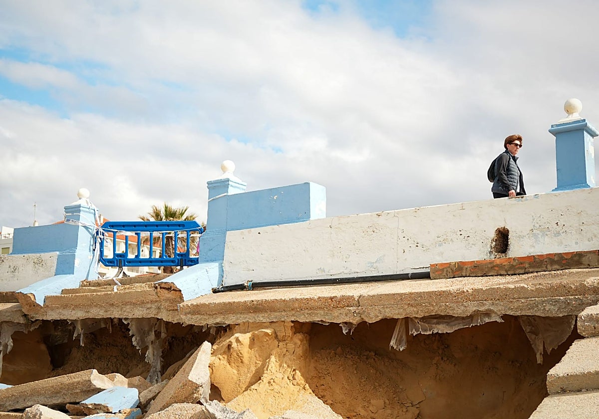 El deteriorado estado en el que se encuentra actualmente el paseo marítimo de Matalascañas