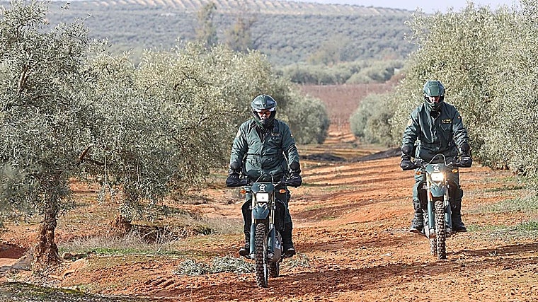 Dos agentes del Equipo ROCA de la Guardia Civil en una explotación agrícola