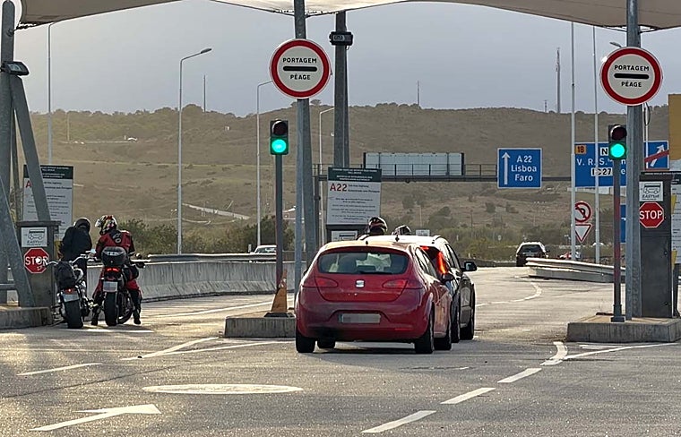 Motocicletas y turismos pasan por 'caja' al cruzar el puente internacional