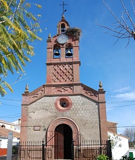 Imagen secundaria 2 - El coso taurino de Corteconcepción, una de sus calles y la iglesia de San Juan