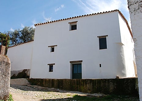 Imagen secundaria 1 - El coso taurino de Corteconcepción, una de sus calles y la iglesia de San Juan