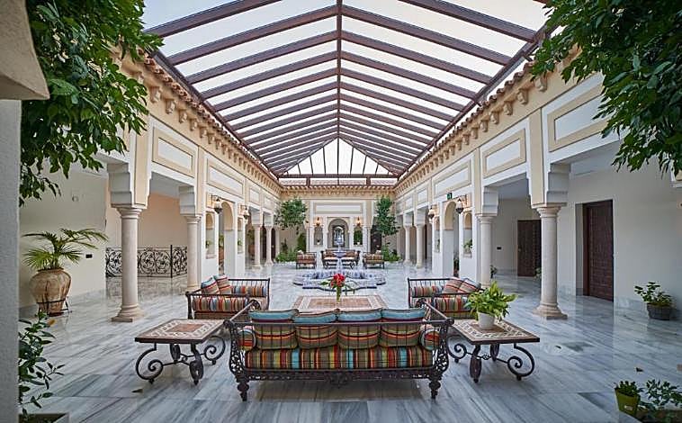 Imagen principal - La casa rural de un pueblo de Huelva que roza el 10 en Booking y enamora a todos sus huéspedes: «Es excepcional y el entorno increíble»