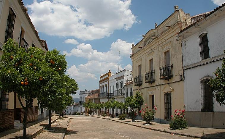 Imagen principal - Calle Real e iglesia de San Pedro de Cumbres de Enmedio