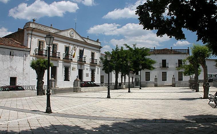 Imagen principal - Plaza de España, muralla artillera e iglesia de San Bartolomé de Cumbres de San Bartolomé