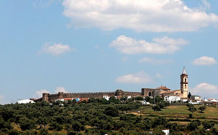 Imagen principal - Castillo, entrada del antiguo convento de las Clarisas e iglesia de San Miguel Arcángel de Cumbres Mayores
