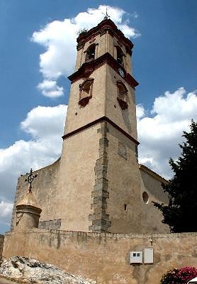 Imagen secundaria 2 - Castillo, entrada del antiguo convento de las Clarisas e iglesia de San Miguel Arcángel de Cumbres Mayores