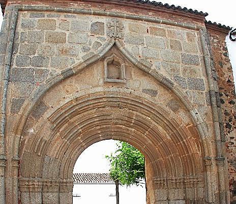 Imagen secundaria 1 - Castillo, entrada del antiguo convento de las Clarisas e iglesia de San Miguel Arcángel de Cumbres Mayores