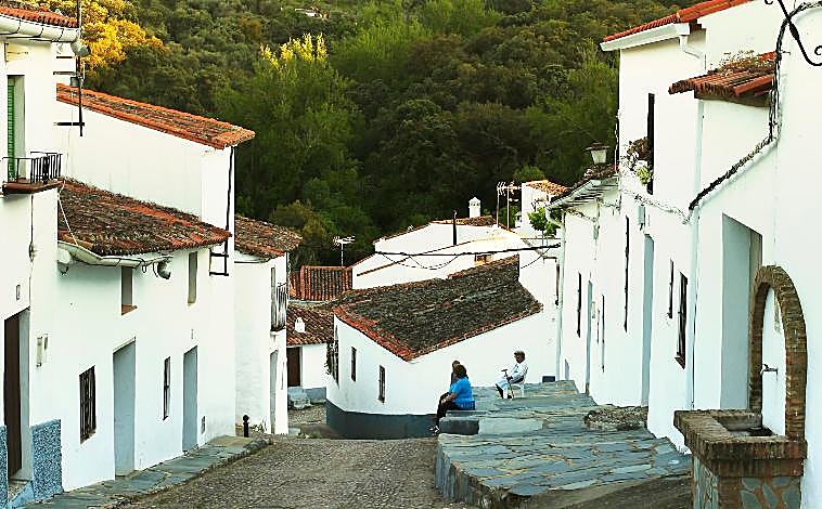 Imagen principal - La pequeña pedanía de Aracena que casi nadie conoce y parece sacada de cuento: «Una bella aldea que no te puedes perder»