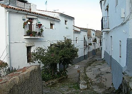 Imagen secundaria 1 - Vista general de Aroche, de una de sus calles y de su plaza