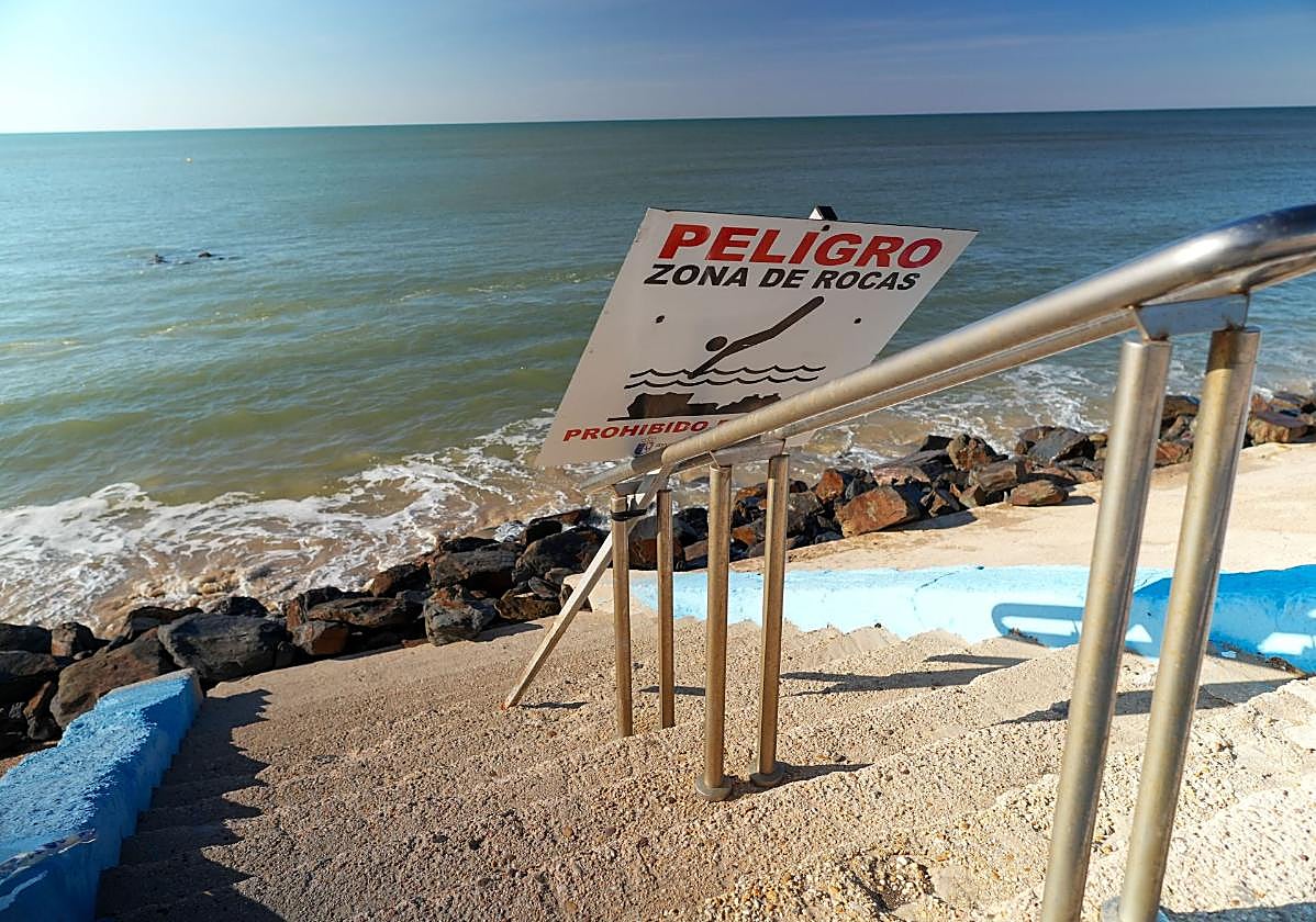 Estado en el que se encuentra en varios puntos el paseo marítimo de Matalascañas